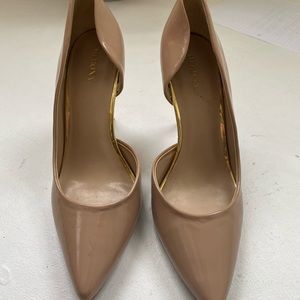 Nude pumps